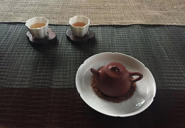 廖宝秀在日本姬路城购买的木制海棠形茶托