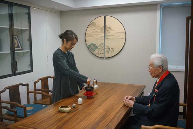 中华礼茶团成员吉木为舒玉杰礼茶