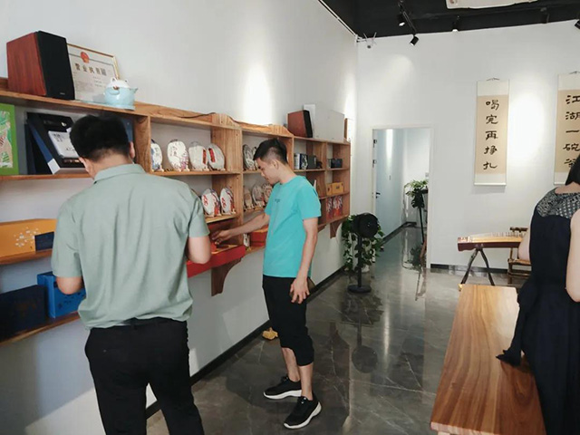 龙润茶专卖店