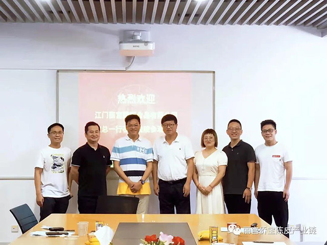 丽宫食品董事长欧国良等代表与钟南山专家团队成员刘志刚教授等代表合影
