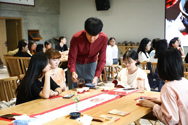 云南农业大学普洱茶学院学生参观海湾茶业