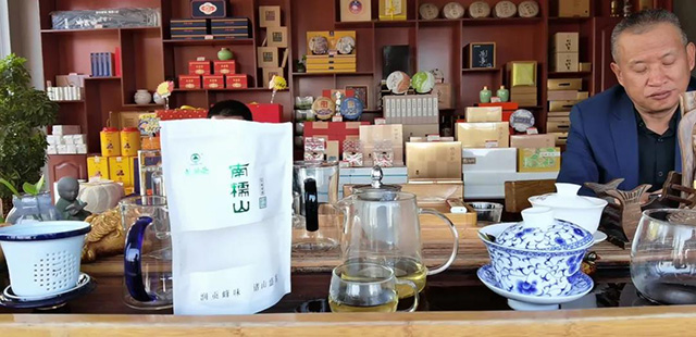 龙润茶南糯山普洱茶