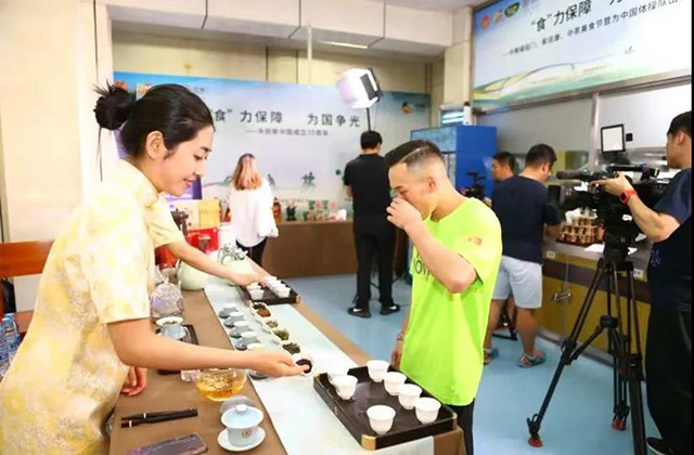 肖若腾在国家体育总局训练局美食节上品尝中茶产品