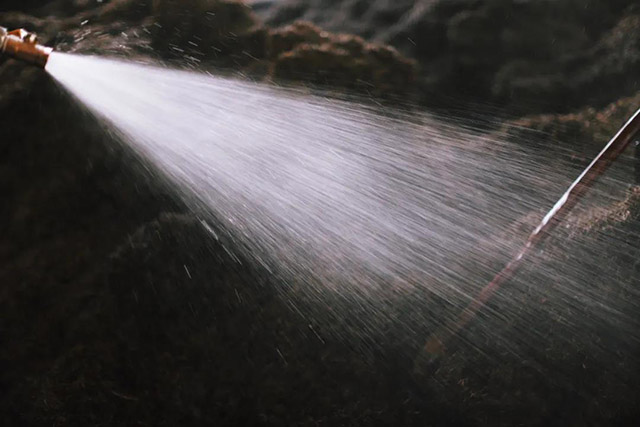 普洱熟茶发酵给堆子洒水