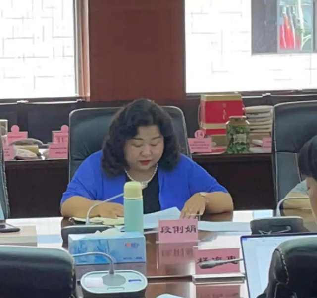云南省档案局副局长段俐娟在会上发言