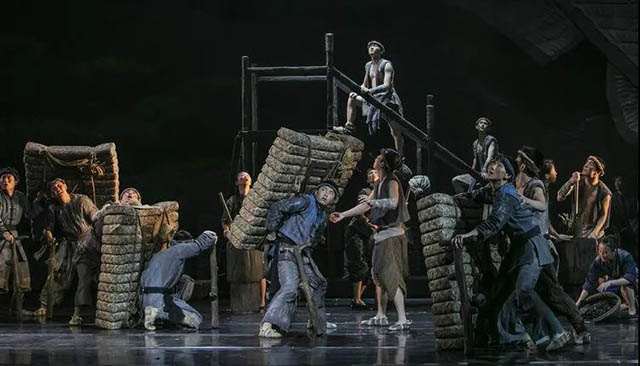四川省歌舞剧院的民族舞剧茶马古道重现了背夫们茶包背架打杵的艰苦历程