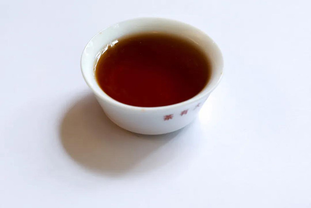 大益2101大益龙柱圆茶普洱熟茶茶汤