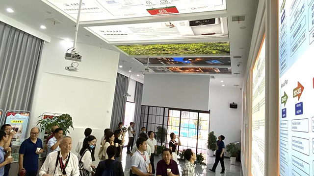 与会嘉宾考察赤壁青砖茶产业发展集团有限公司赤壁青砖茶研究院