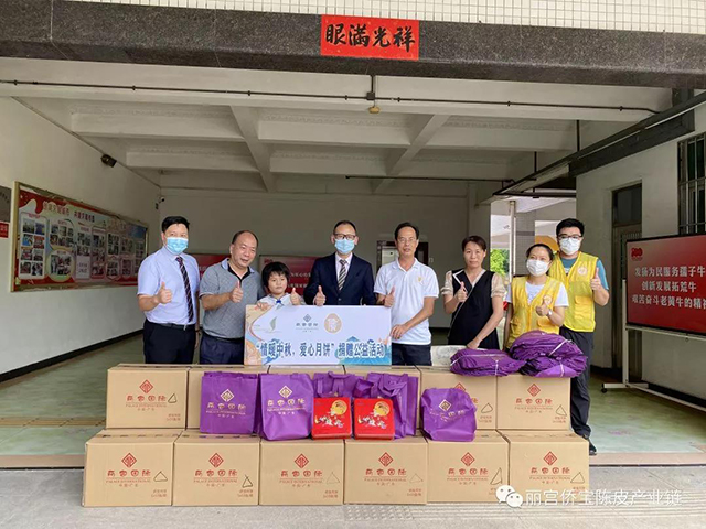江门丽宫国际食品股份有限公司的代表在新会区特殊学校举办的公益捐赠活动