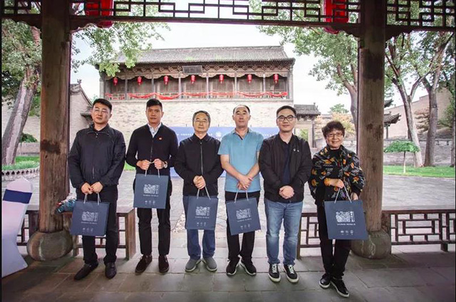 福元昌总经理陈植滨为各位领导嘉宾送上福元昌伴手茶礼并合影留念