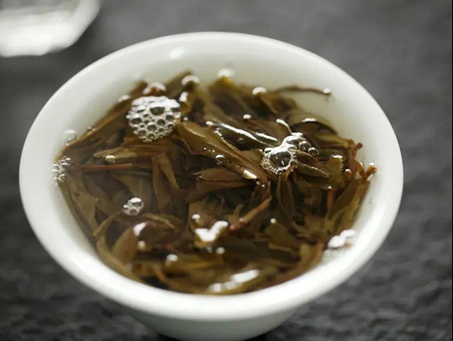 易武大漆树古树春茶茶汤和叶底