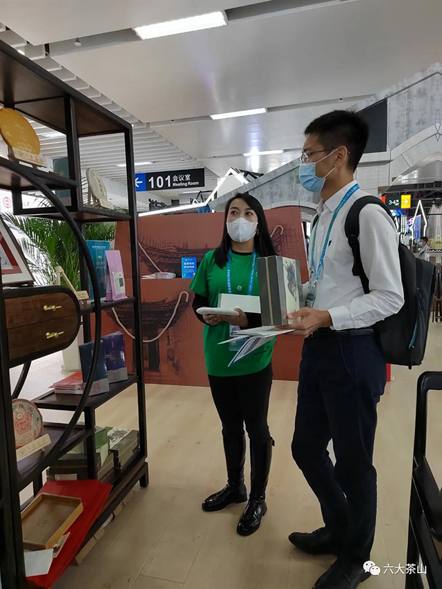 六大茶山工作人员为嘉宾讲解普洱茶