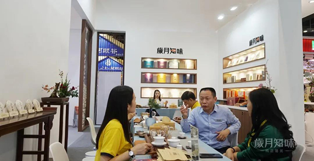 岁月知味营销总监李生奎先生向茶友介绍岁月知味品牌
