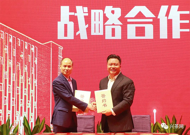 泓达堂总经理廖长亮先生与兴茶传媒创始人唐时望先生签约战略合作