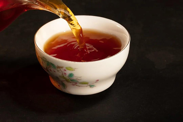 龙润红红茶