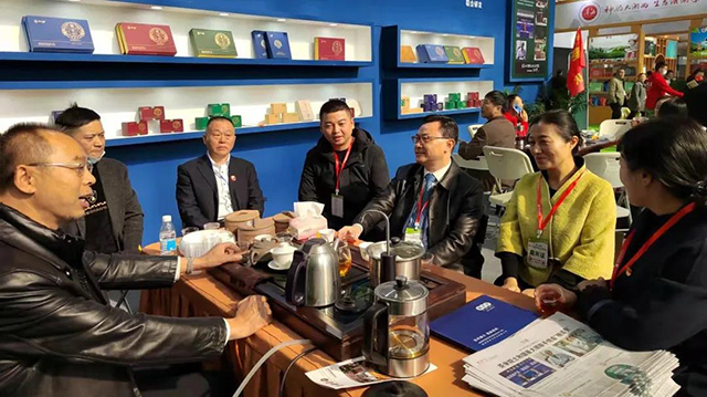 中国工程院院士刘仲华在湖南黑茶展位品茶