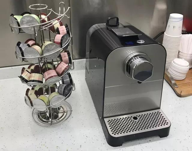 乐泡智能胶囊泡茶机在办公室茶水间提供茶汤服务