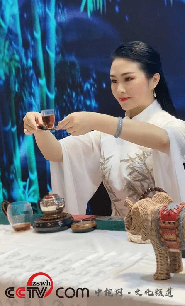 云南省茶文化形象大使徐菲尔在澳门MIF国际贸易投资展览会现场茶文化演绎