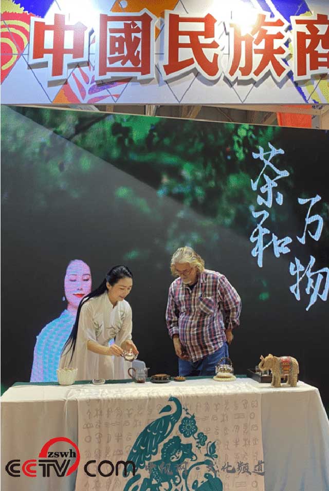 茶文化形象大使徐菲尔正在向外国嘉宾讲解