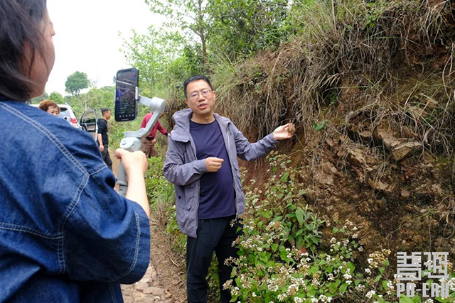 云南普洱茶厂有限公司董事长太俊林讲解迷帝茶山的土壤情况