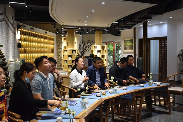 黄桂枢先生还在现场为书籍普洱茶文化与世界茶源