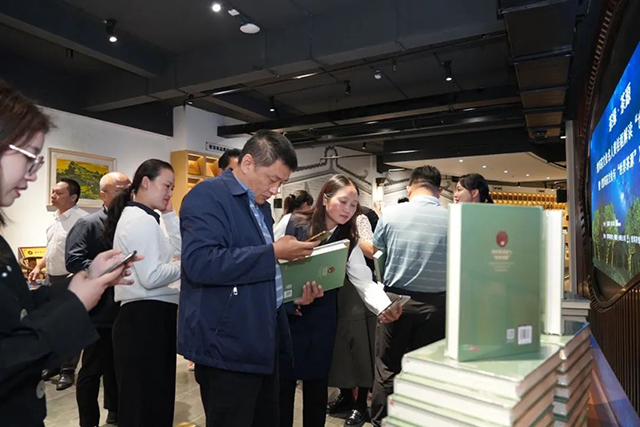 黄桂枢先生还在现场为书籍普洱茶文化与世界茶源