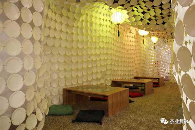 李自强用数千个废弃的一次性泡沫塑料餐盘创作的茶席空间