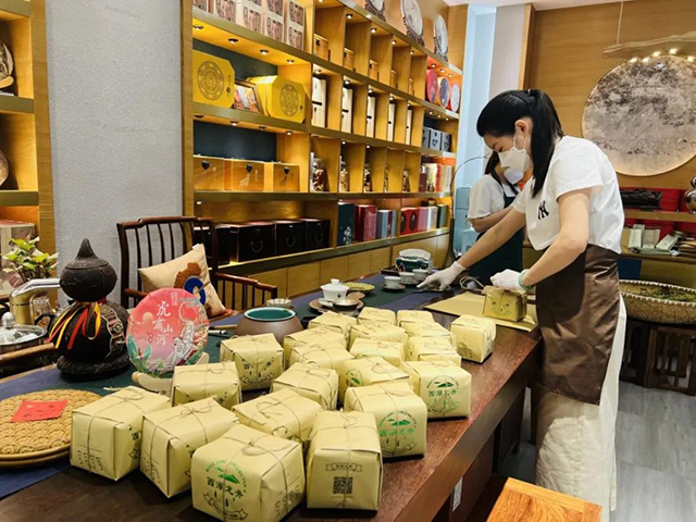 上海大宁国际茶城的商户在包装茶叶