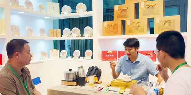 董事长许益灿与政和县参展茶企品鉴交流