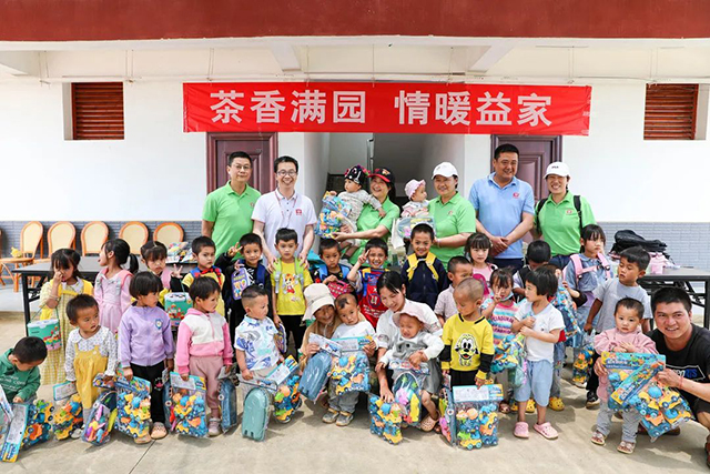 张亚峰女士与大益爱心基金会代表益工代表曾多次走访茶山慰问茶农及家属