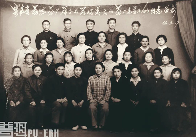云南省昆明茶厂筛分工为欢送文山茶厂来学习的同志留影