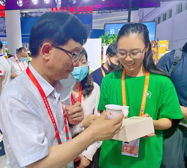 云南省政府副省长杨斌一行领导到六大茶山展位参观喝茶