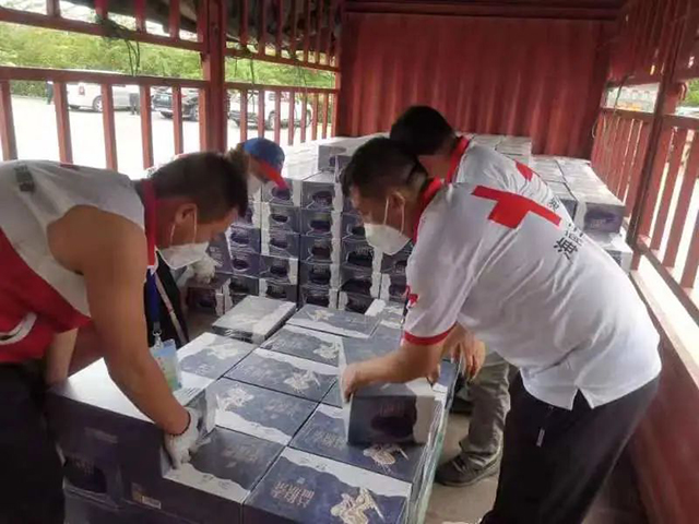 云南大益爱心基金会向三亚和儋州捐赠6万瓶益原素饮料