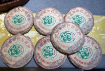 郎河双骄：“易武熊猫饼”和“六山特制青饼”怎么样，多少钱一饼？