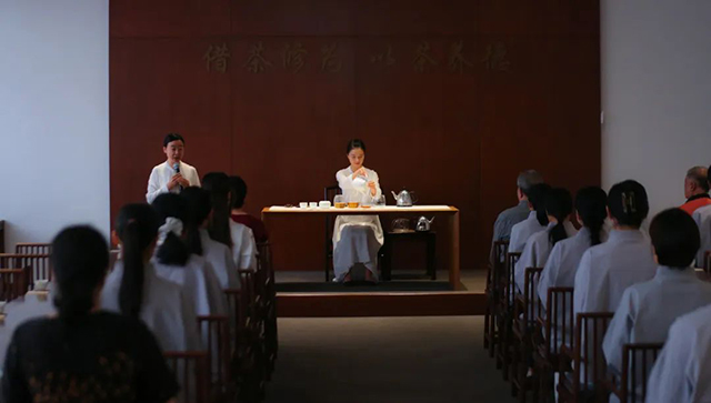 与会嘉宾体验申时茶会