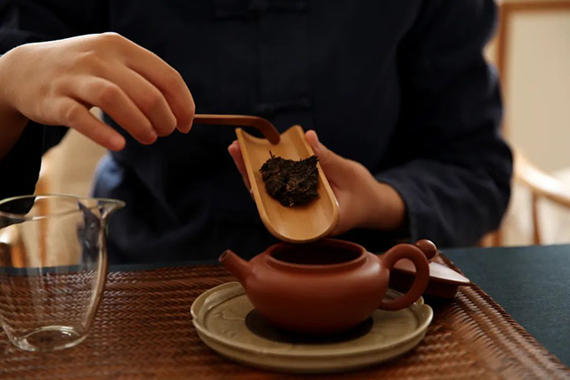 用紫砂壶泡老熟茶