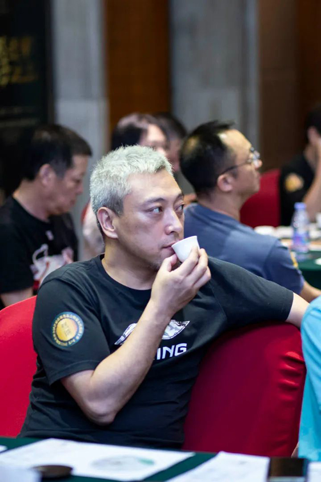 现场嘉宾为第五代莲饼揭幕