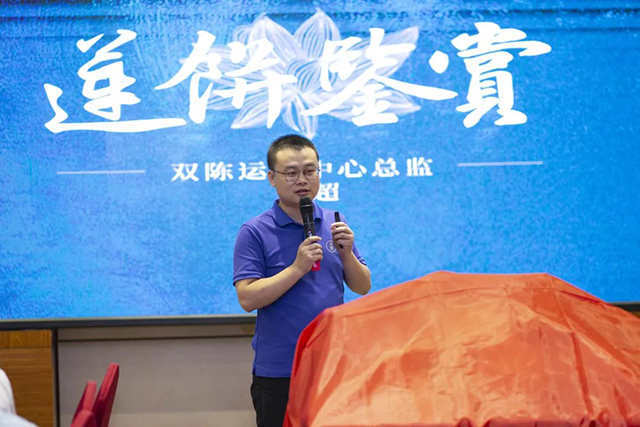 双陈普洱运营中心总监周超先生为大家解读双陈第五代莲饼