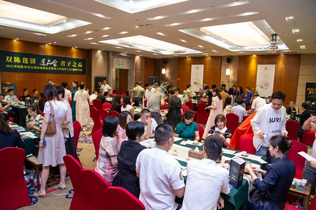 双陈普洱茶学堂首席讲师刘颖女士朗诵其创作的莲饼赋