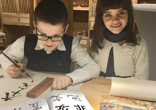 德国孩子在中国茶馆学习中国书法