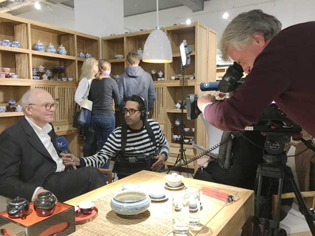 盖哈德接受德国当地电视台采访介绍中国茶和中国茶文化
