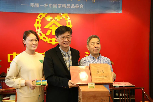 盛玉泊总和茶友签字合影