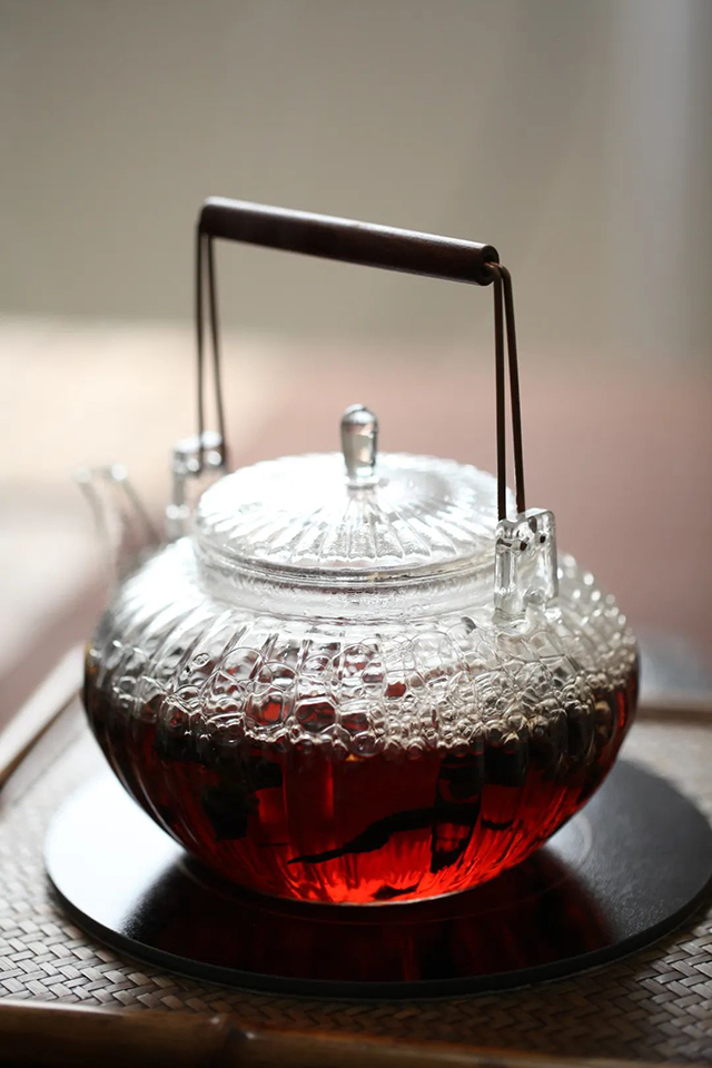 用玻璃壶煮熟茶