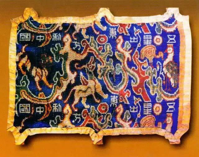 该织锦是1995年10月中日尼雅遗址学术考察队成员在新疆和田地区民丰县尼雅遗址一处古墓中发现的织锦收藏于新疆博物馆