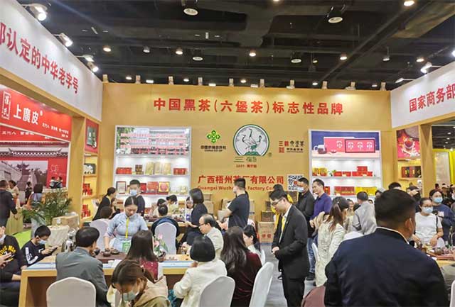 广西供销合作社社属企业广西梧州茶厂有限公司员工在茶展上推广三鹤六堡茶