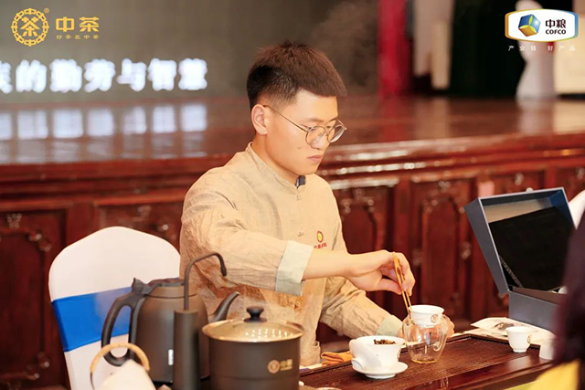 中茶云南工作人员为本次论坛全程提供品茗服务