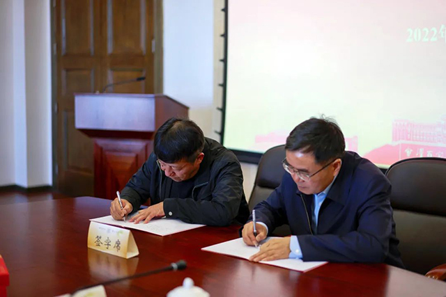云南大学党委常委副校长陈克清与福海茶业有限公司董事长杨新源签署捐赠协议书