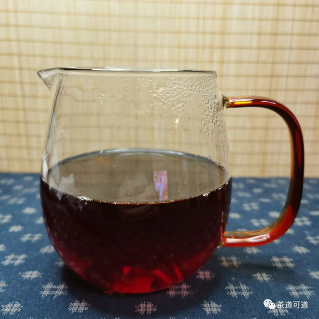 2021年大益7572黑胶礼盒版普洱茶