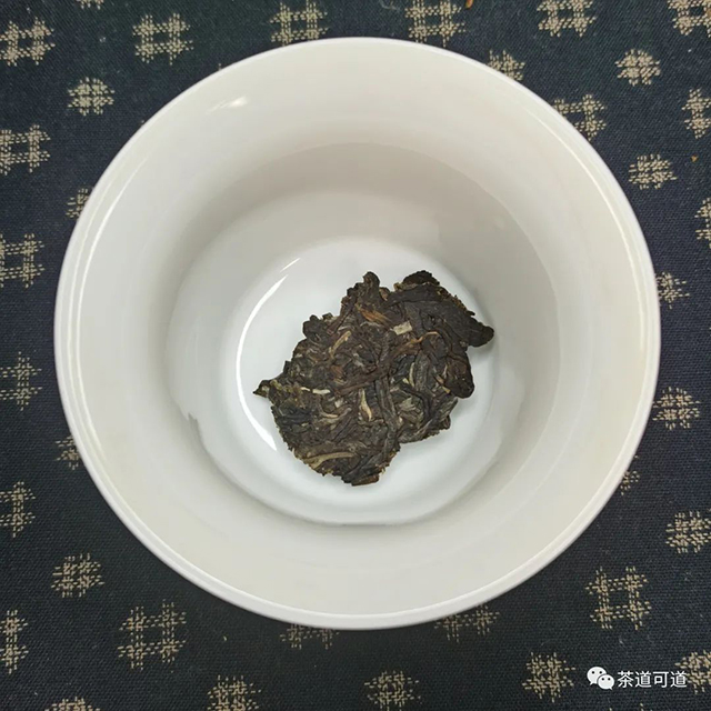 2021年大益7542黑胶礼盒版普洱茶