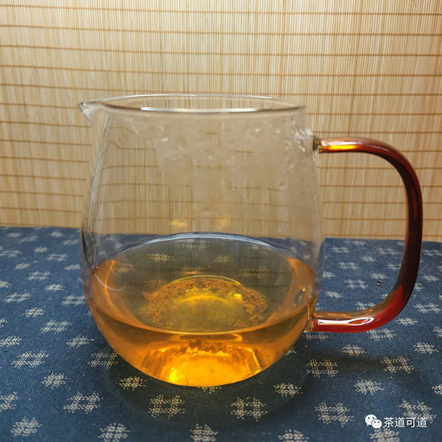2021年大益7542黑胶礼盒版普洱茶